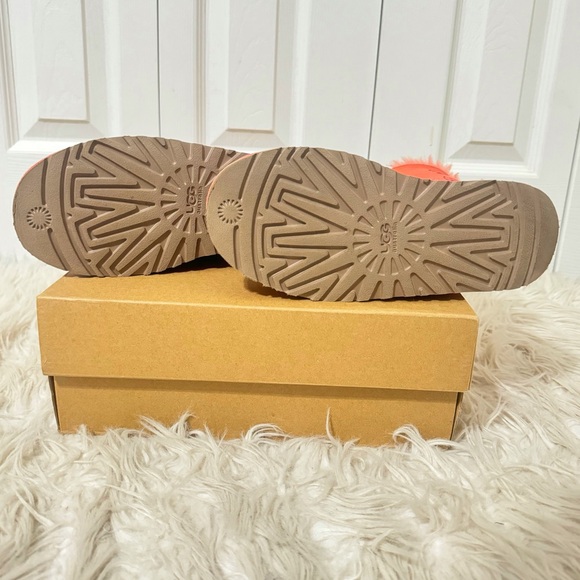 UGG Australia Girls Bailey Bow Boots – Shrimp (Size 4) - Picture 4 of 6